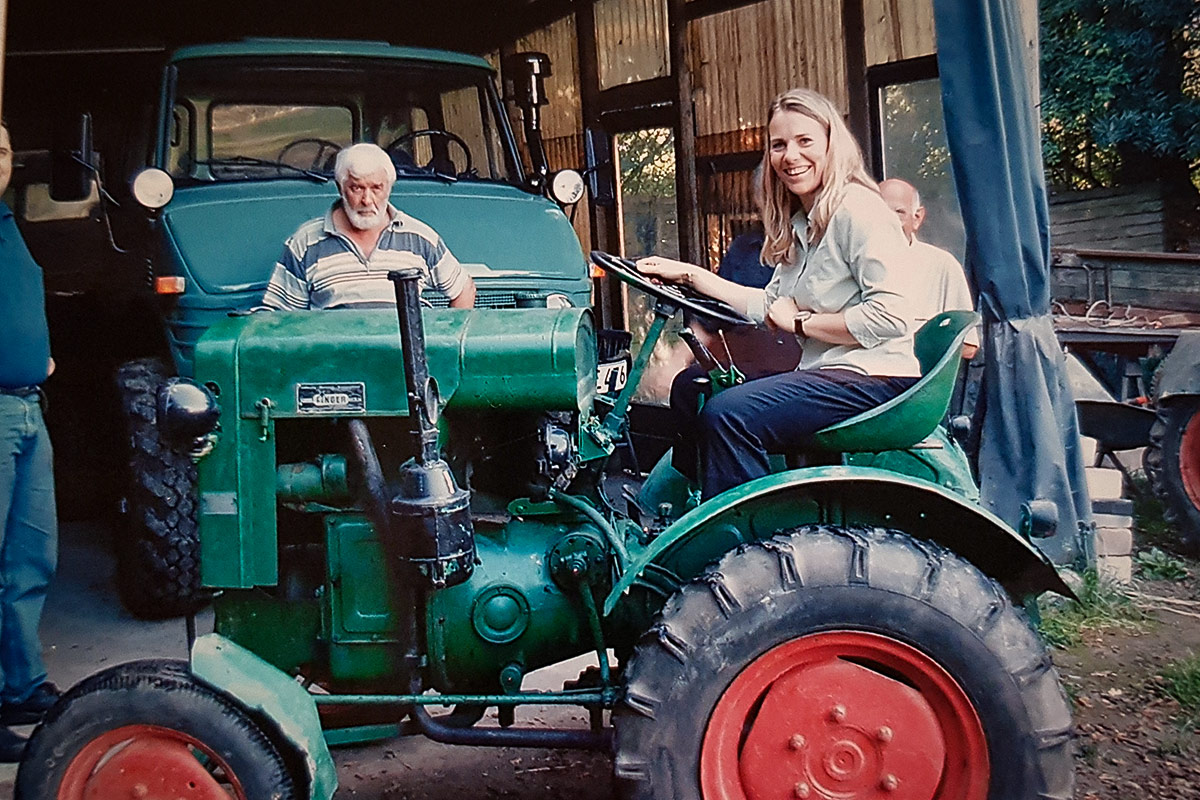 Daniela Ritzerfeld auf dem Oldtimer Trecker