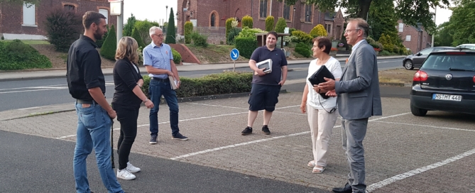 Angeregte Diskussionen noch auf dem Parkplatz